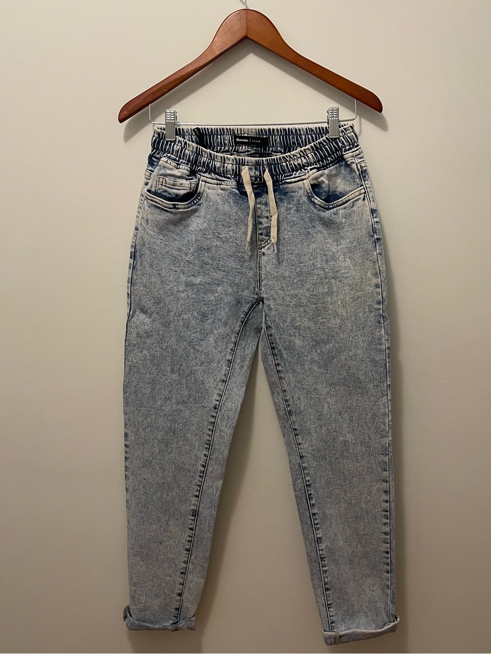 Womenβs Light Acid Wash Boyfriend Jogger Jeans - Light Blue